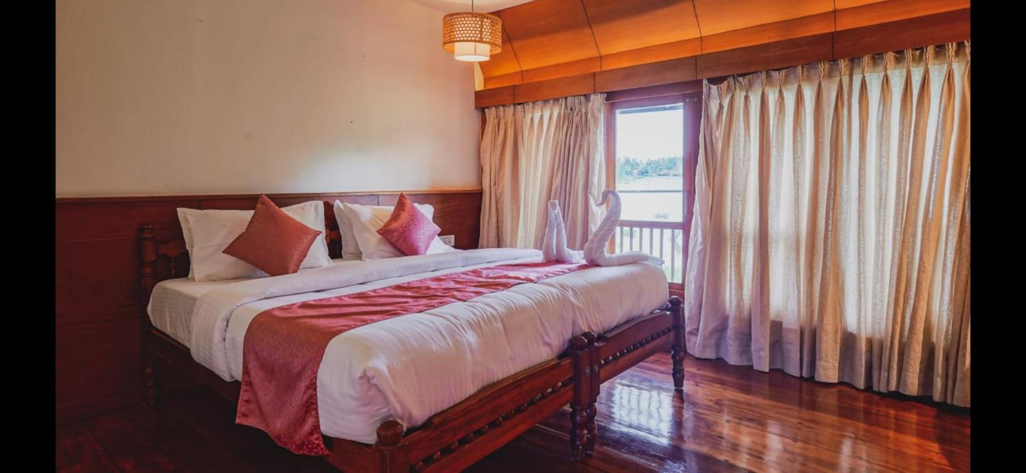 Hotel Victoria Houseboats Alappuzha Esterno foto